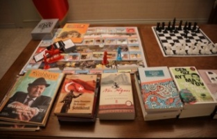 Evde kalan çocuklara 200 bin kitap