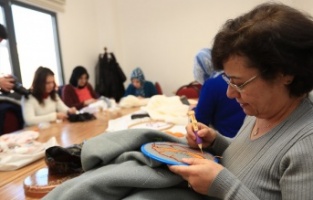 Hem üretiyor, hem sosyalleşiyorlar