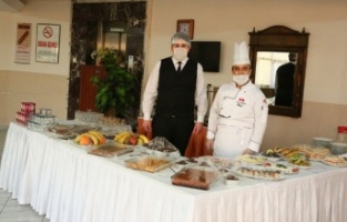 Huzurevinde odalara yemek servisi