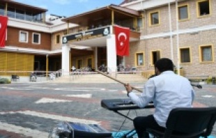 İnegöl Belediyesi’nden yaşlılara moral programı