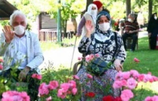 Bağcılar Belediyesi’nden yaşlılara bayram programı