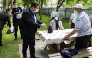 Esenler’de yaşlılar güneşin tadını çıkardı