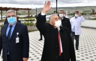 Kayseri: Başkan hastalara moral verdi