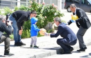 Mamaklı çocuklara çifte bayram