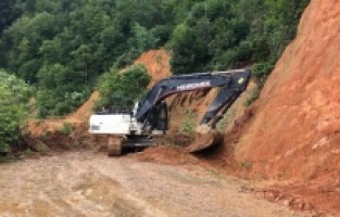 Trabzon’da Büyükşehir heyelan nedeniyle kapanan yolları açtı