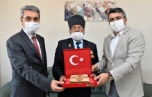 Başkan Yılmaz’dan 89 yaşındaki gaziye ziyaret
