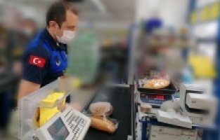 Marketlerde de ekmek gramajları denetlendi