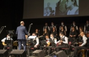 Öğretmenler öğrencileri ile sahnede