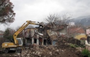 81 Metruk Bina Yıkıldı