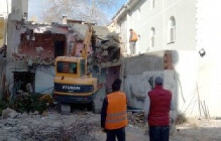 Altınkurnalar Camiine nefes aldıran yıkım