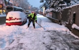 Kaldırımlar kar ve buzdan temizleniyor