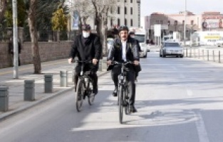 Başkan Altay işe bisikletle giden çalışanlarla buluştu