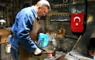 Yarım asırdır demir dövüyor