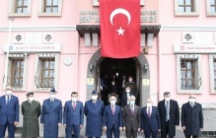 Kayseri: Başkan Büyükkılıç’tan şehitlere dua ve karanfil