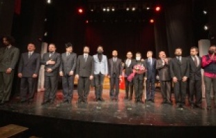 Perde İstiklal Marşı için açıldı