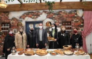 Ünlü fenomen İnegöl’ün lezzetlerinin tadına baktı