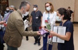 Bursa: Başkan Aktaş’tan hemşirelere karanfilli kutlama