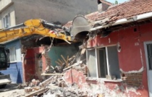 Osmangazi'de metruk binalar tek tek yıkılıyor