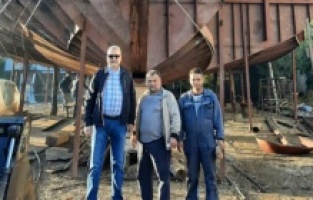 Karacabey'de 200 tonluk dev balıkçı teknesi karadan yürütüldü