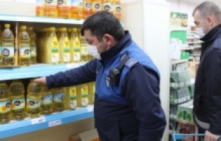 Karacabey'deki marketlerde gıda denetimleri sürüyor