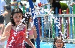 Çocuklar bayramı su oyunları parkında geçirdi