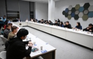 Başkan Yılmaz sahurda gençleri ağırladı