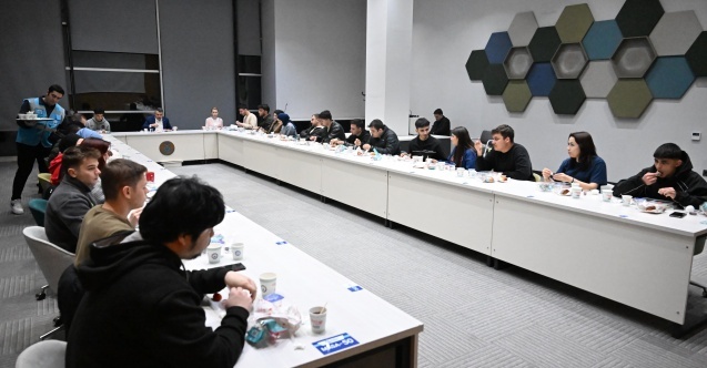 Başkan Yılmaz sahurda gençleri ağırladı